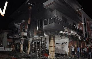 Alevler 3 katlı binayı böyle sardı