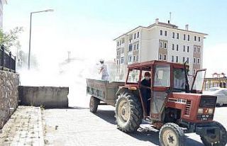 Altıntaş’ta çöp konteynerleri ilaçlanıyor
