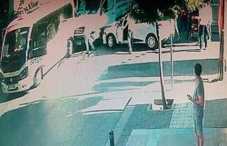 Ambulans minibüs ve otomobile çarptı: 1 yaralı