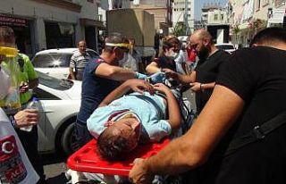 Antalya’da motosiklet otomobille çarpıştı: 1...