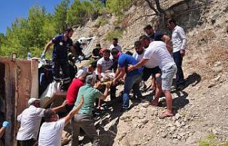 Antalya’da taş taşıyan kamyon devrildi