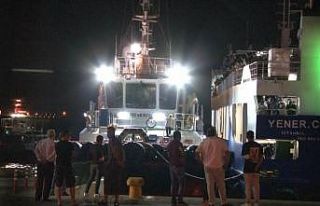Arabalı yolcu feribotu arıza yaptı, yüzlerce yolcusu...