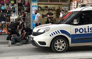 Aracını yol ortasında bırakıp kaçmaya çalışan...