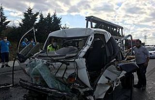 Arnavutköy’de kamyonet, hafriyat kamyonuna çarptı:...