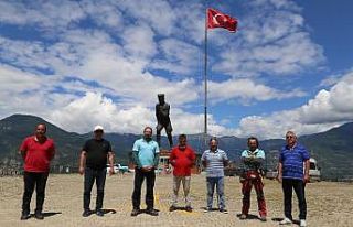 Artvin’de ipi kopan dev Türk bayrağını dağcılar...