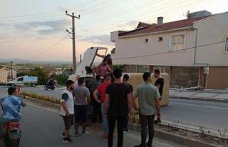Aşırı alkollü sürücü önce refüje çarptı,...