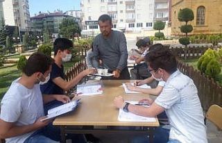Asırlık lise gölgesinde sosyal mesafeli ders