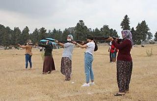 Avcılar ve atıcıların yayla şenliğinde kadınlar...