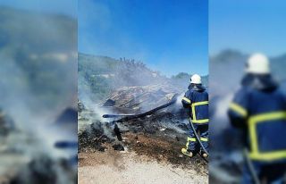 Ayancık’ta tek katlı ahşap ev kül oldu