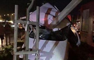 Aydınlatma direğine çarpan otomobil ikiye bölündü