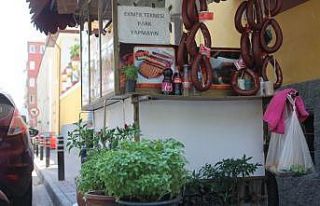 Aydınlı tostçu iş yerinde kendi bahçesini oluşturdu