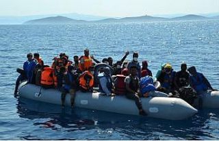 Ayvalık’ta 74 göçmen kurtarıldı