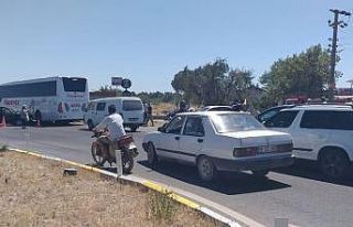 Ayvalık’ta kamyonet ile otomobil çarpıştı;...
