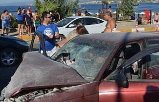 Ayvalık’ta minibüs ile özel otomobil çarpıştı