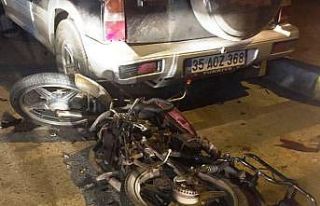 Ayvalık’ta motosikletle otomobil çarpıştı:...