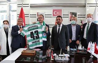 Bakan Kasapoğlu’na 43 numaralı forması hediye...