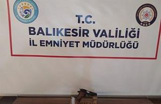 Balıkesir’de polis 13 silah ele geçirdi