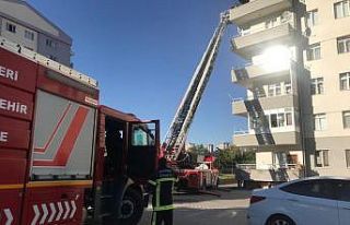 Balkonda çıkan yangında dumandan zehirlenen 2 kişi...