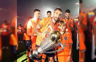 Başakşehir, Mehmet Topal ile devam kararı aldı