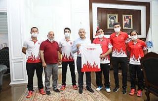 Başarılı Badmintonculardan Başkan Güder’e ziyaret