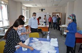Başkan Altun, maske dikim kursunu ziyaret etti