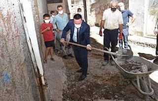 Başkan Beyoğlu, kaldırım yenileme çalışmasına...