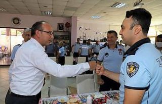 Başkan Çetin Akın zabıta personeli ile bir araya...