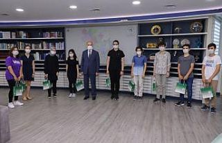 Başkan Özlü başarılı öğrencileri ödüllendirdi