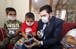 Başkan Sayan bayramda çocukların yüzünü güldürdü