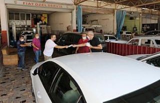 Başkan Tarhan esnafa maske dağıttı
