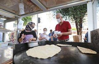 Başkan Tarhan, maske dağıtıp vatandaşları uyardı