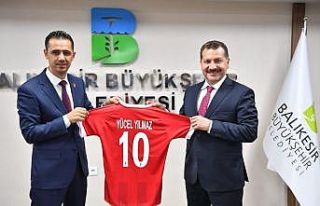 Başkan Yılmaz’a Balıkesirspor ve Bandırmaspor...