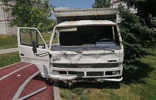 Başkent’te freni boşalan kamyon parka girdi