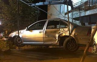 Başkent’te kontrolden çıkan otomobil dükkana...