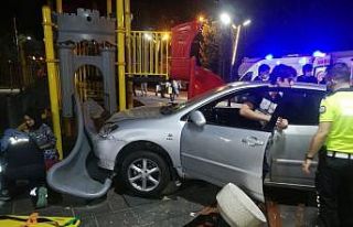 Batman’da otomobil çocuk parkına daldı: 3 yaralı