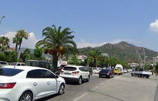 Bayram tatili bitti, Marmaris’te uzun araç kuyrukları...