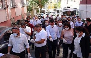 Belediye başkanı eldivenleri taktı çöpleri topladı