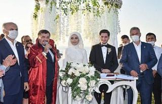 Belediye Başkanı oğlunun nikahını kıydı
