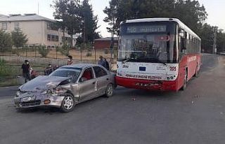 Belediye otobüsü ile otomobil çarpıştı: 2 yaralı