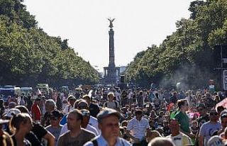 Berlin’de Covid-19 kısıtlamaları protesto edildi