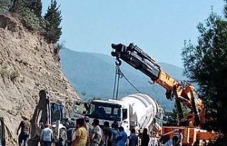 Beton mikseri devrildi, sürücü yaralı kurtuldu