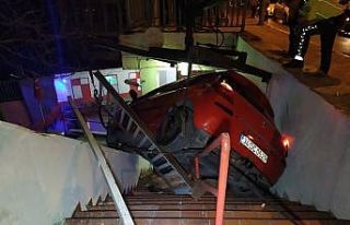 Beyoğlu otomobil çay bahçesine uçtu