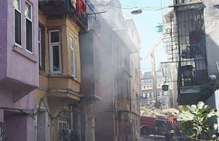 Beyoğlu’nda bulunan metruk binada yangın çıktı