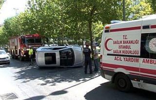 Beyoğlu’nda kaldırıma çarpan araç yan yattı