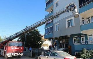 Bileklerini kesen şahsa pencereden girilerek müdahale...