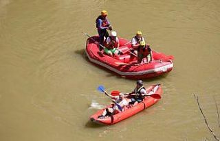 Binali Yıldırım Erzincan’da rafting yaptı