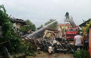 Binlerce peştamalin olduğu atölye alevlere teslim...