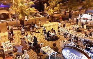 Bir anda bastıran sağanak yağmurda turistler kaçacak...