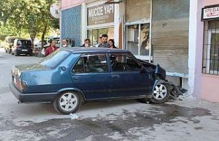 Bir anlık dalgınlıkla dükkana daldı: 2 yaralı