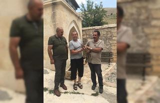 Bir gözü kör olan yavru dağ keçisine yardım...